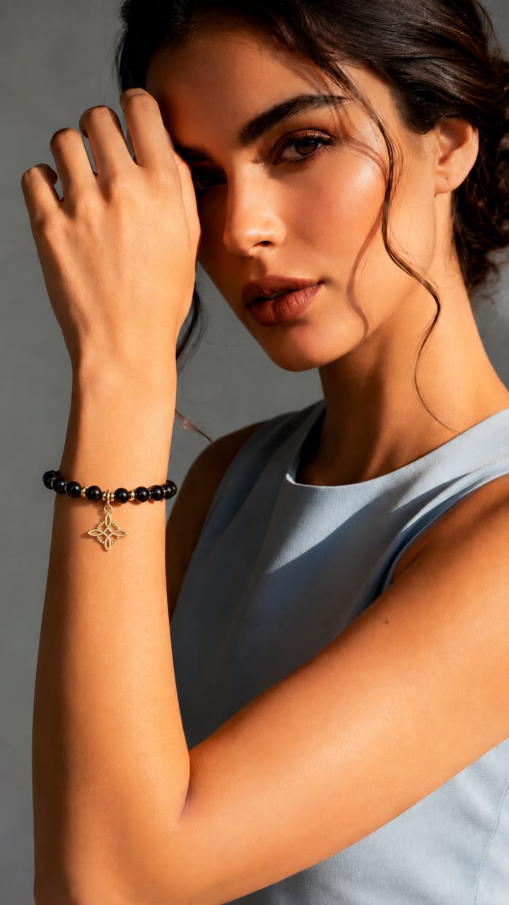 Pulsera turmalina con dije nudo de bruja